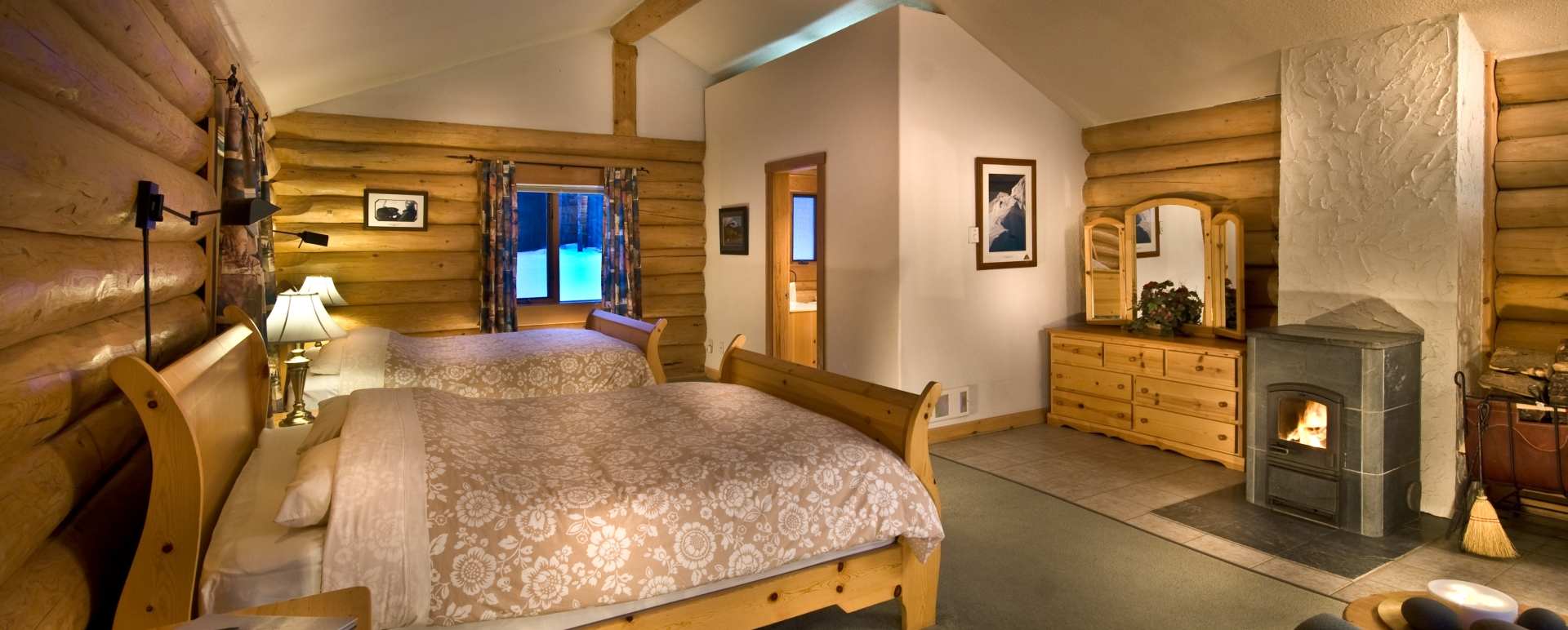 Bell 2 Lodge - Last Frontier Heliskiing 