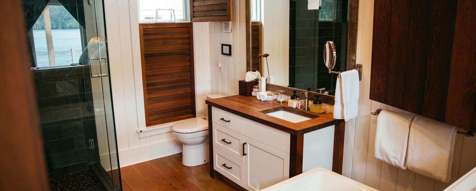 Cabin bathroom - Nimmo Bay Resort