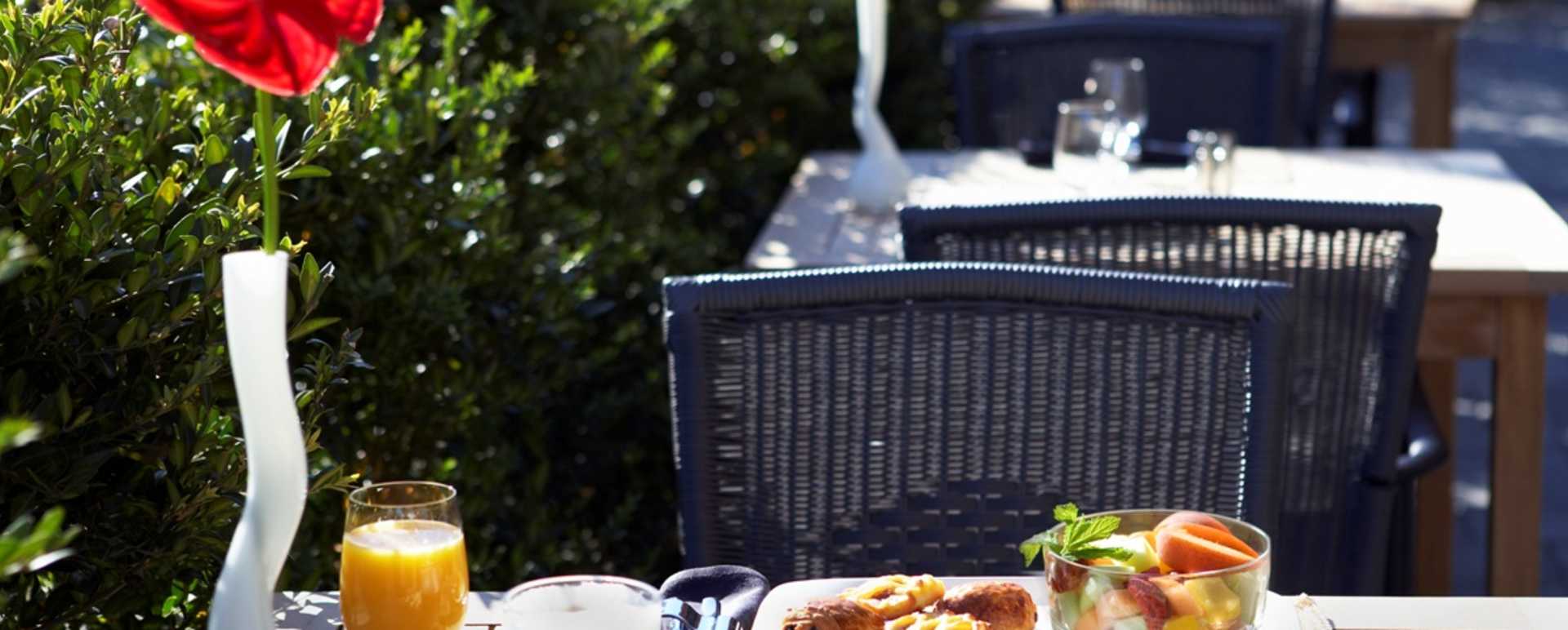 Dining at Oswego Hotel