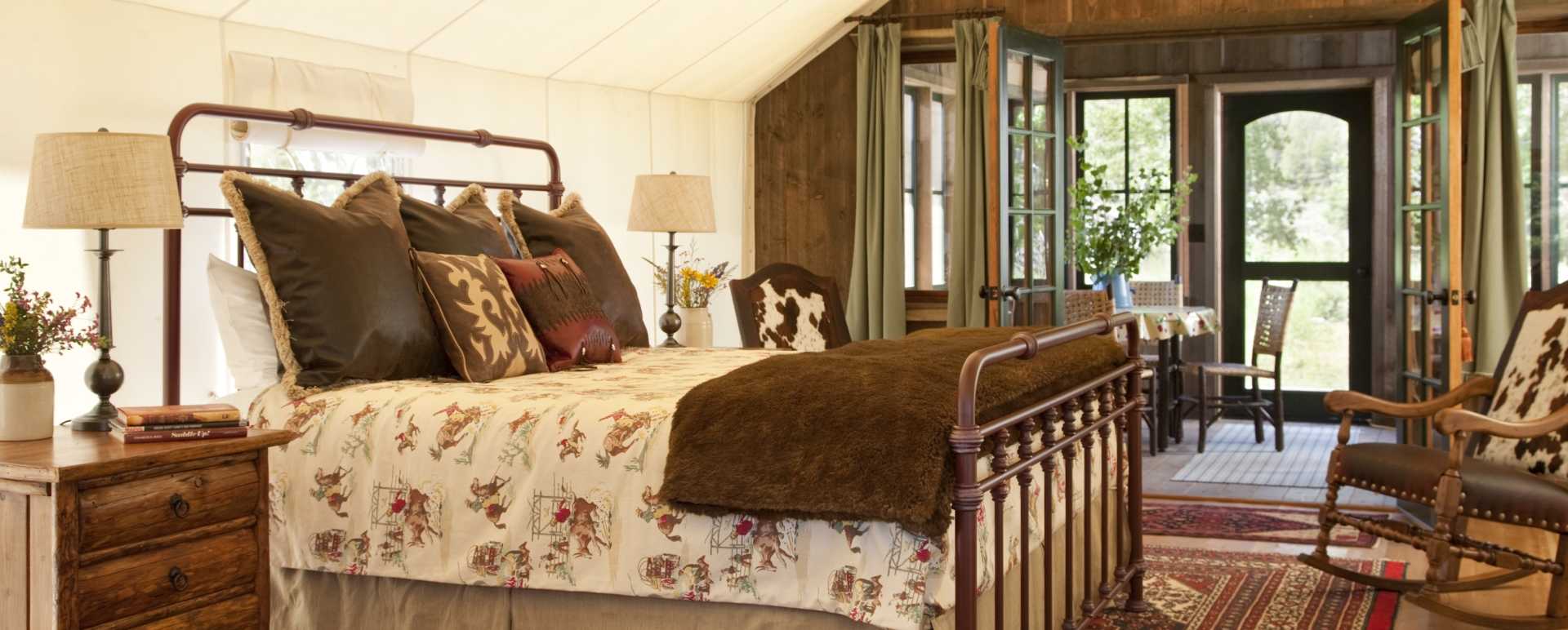 Bedroom at Rock Creek - Ultimate Western Canada an 