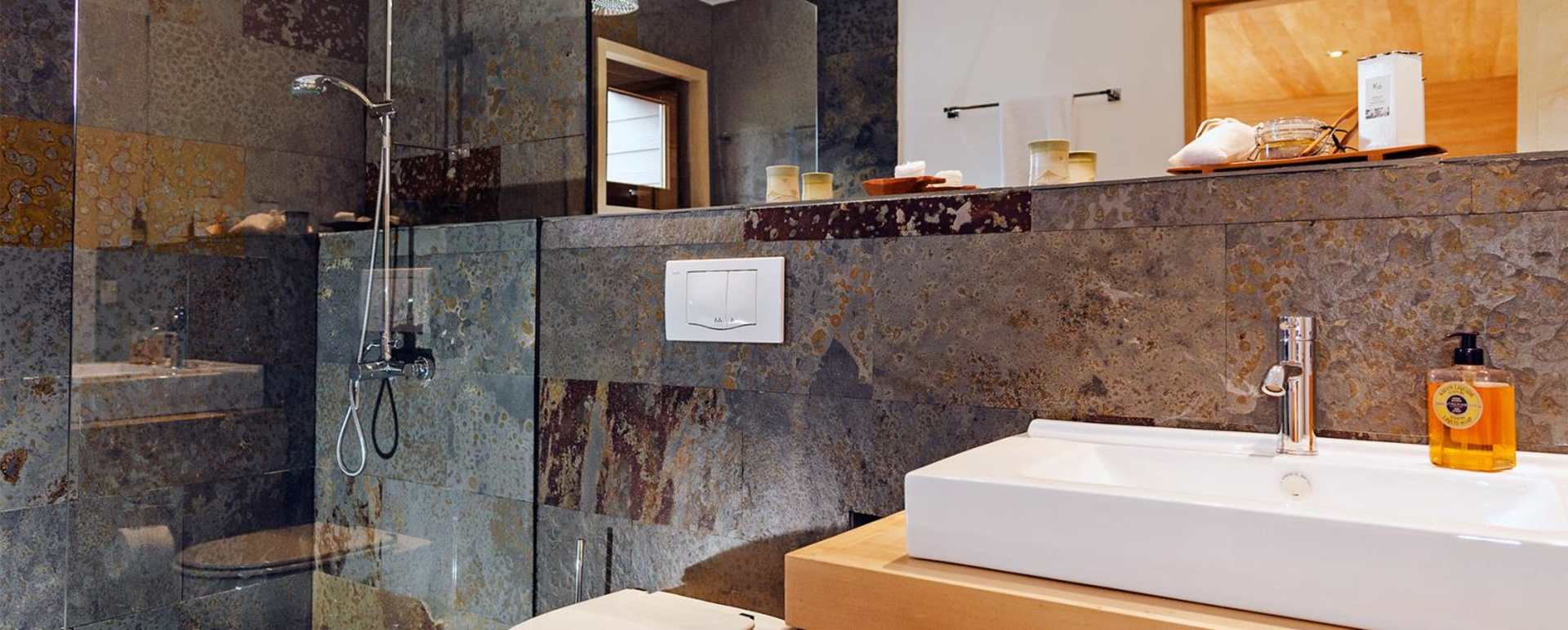 Double Room Bathroom - Hotel Vira Vira