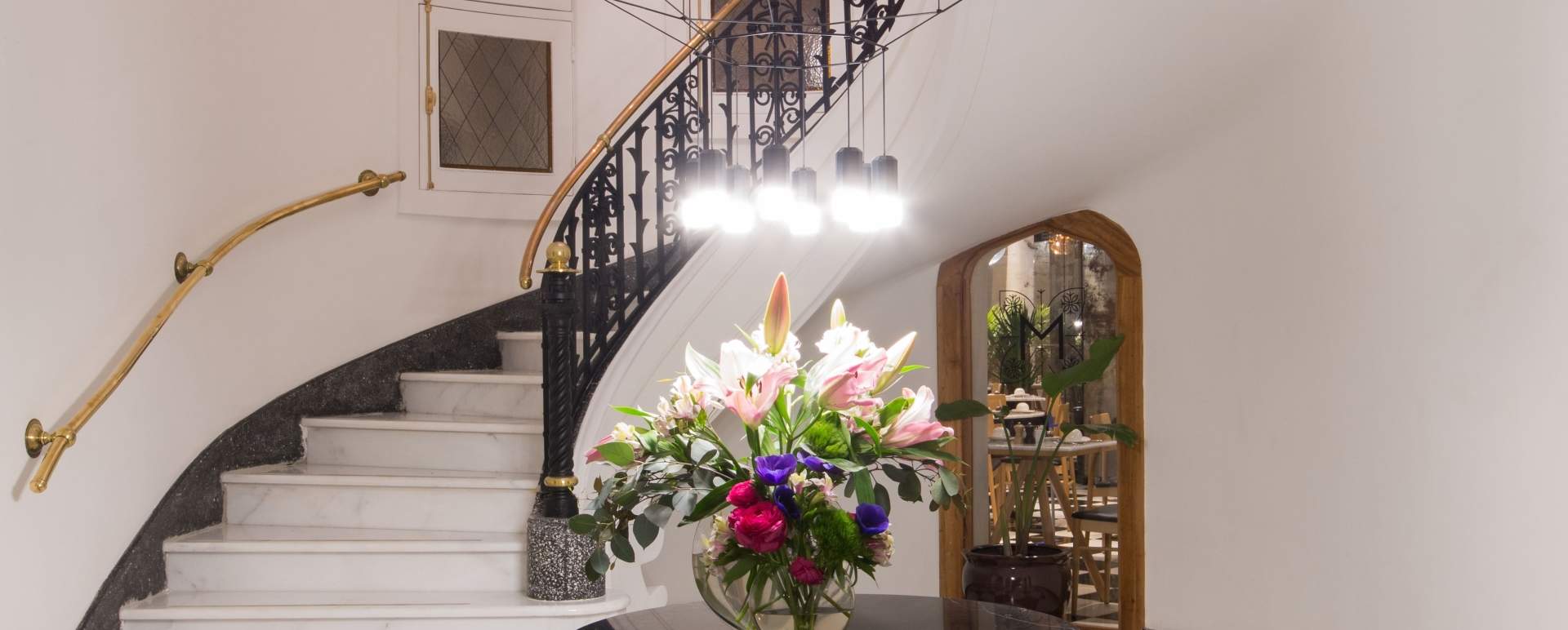 Original feature staircase - Hotel Magnolia 