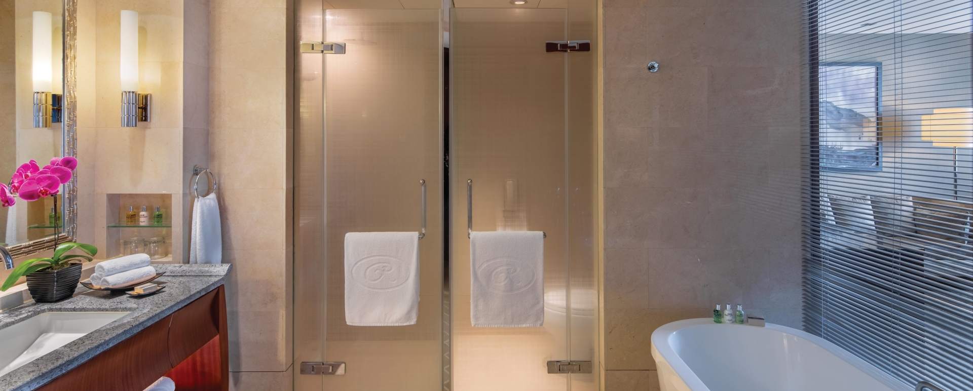 Executive Room Bathroom - Regent Beijing