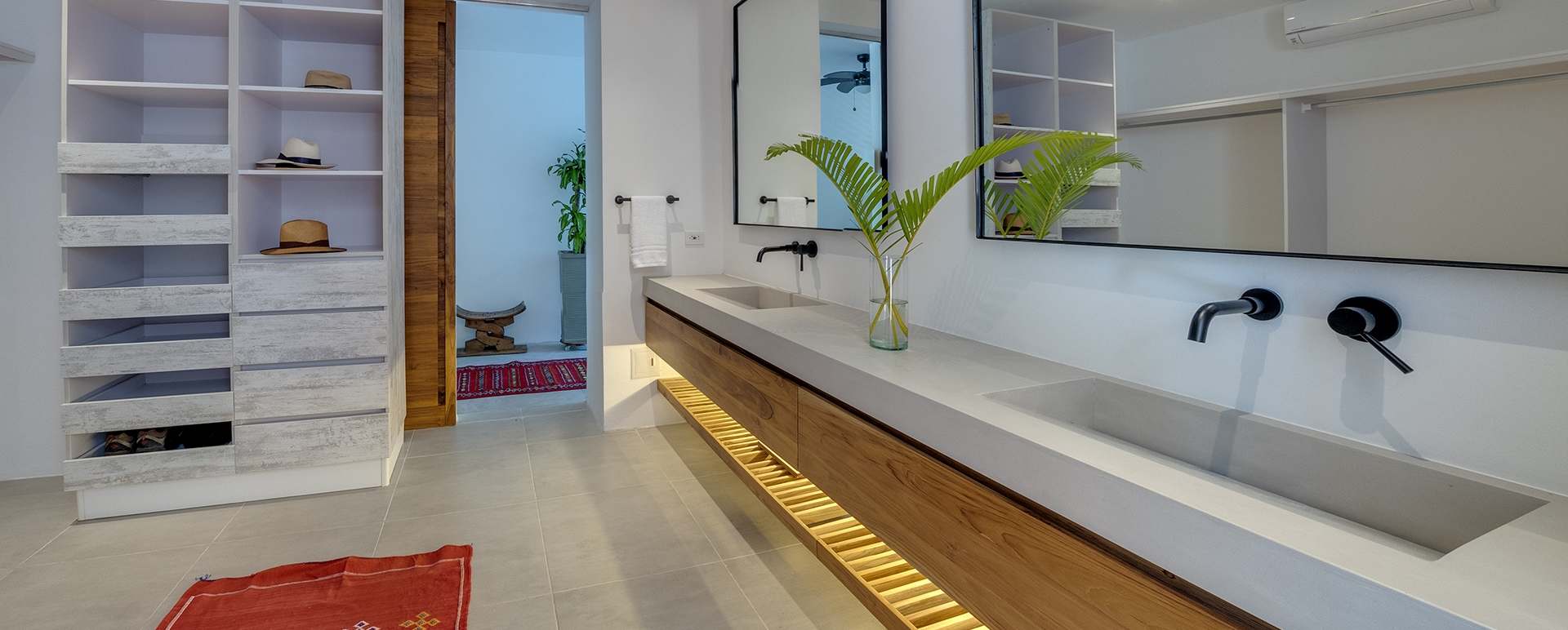 Bathroom and Walk-in Wardrobe - Casa Letty 