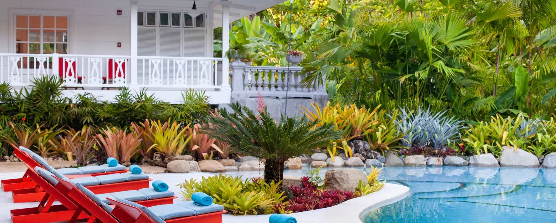 Poolside loungers - Aguas Claras 