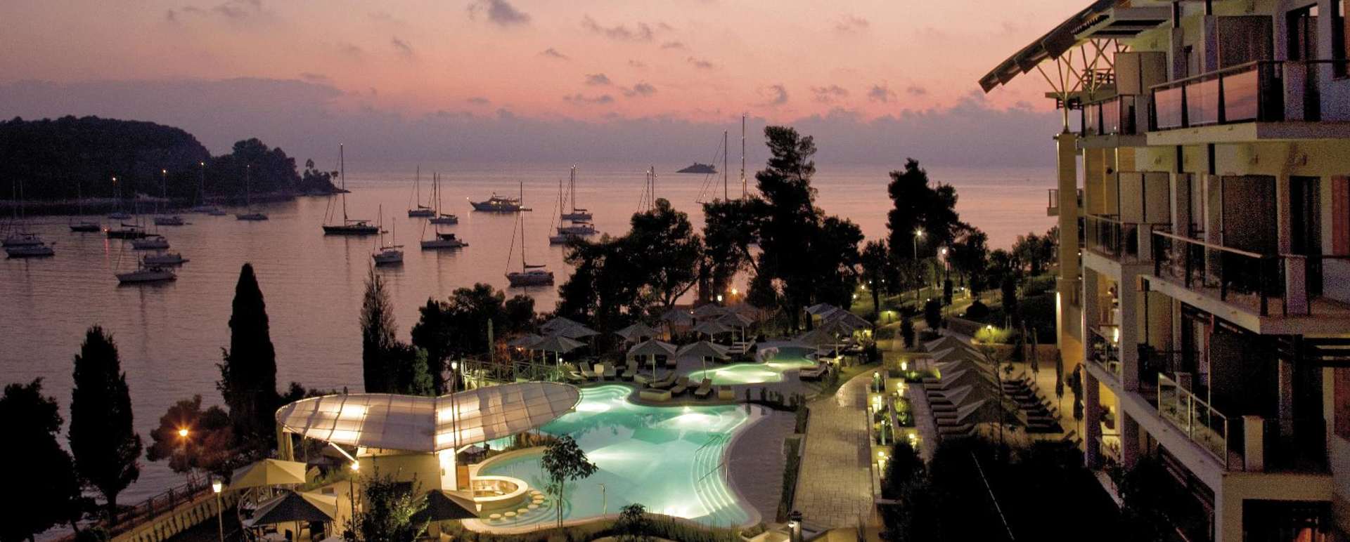View of the pool and beach - Monte Mulini