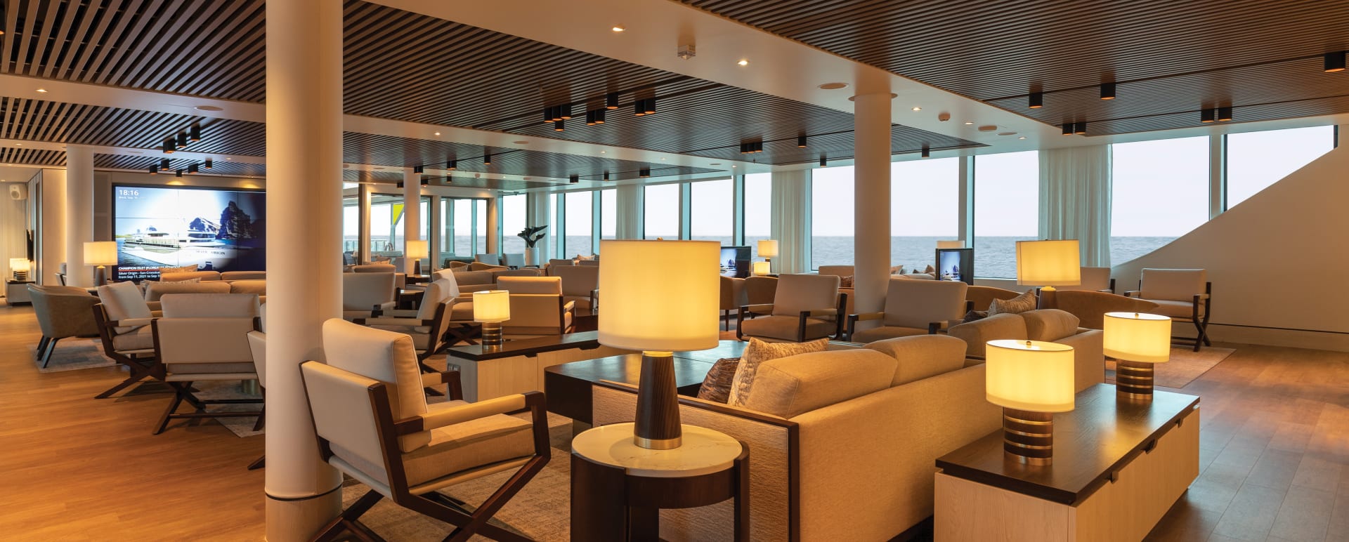 Explorer Lounge 