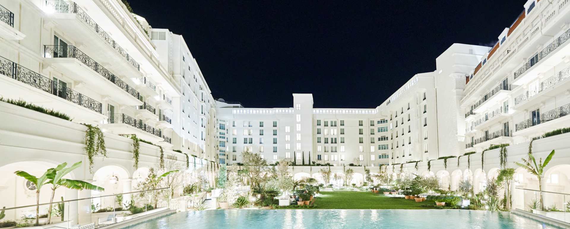 Pool by night 