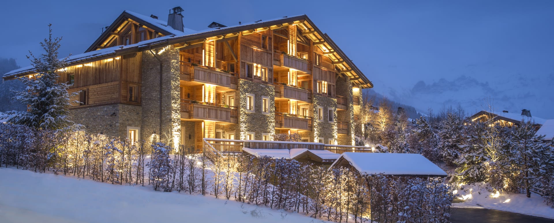 Exterior by night 