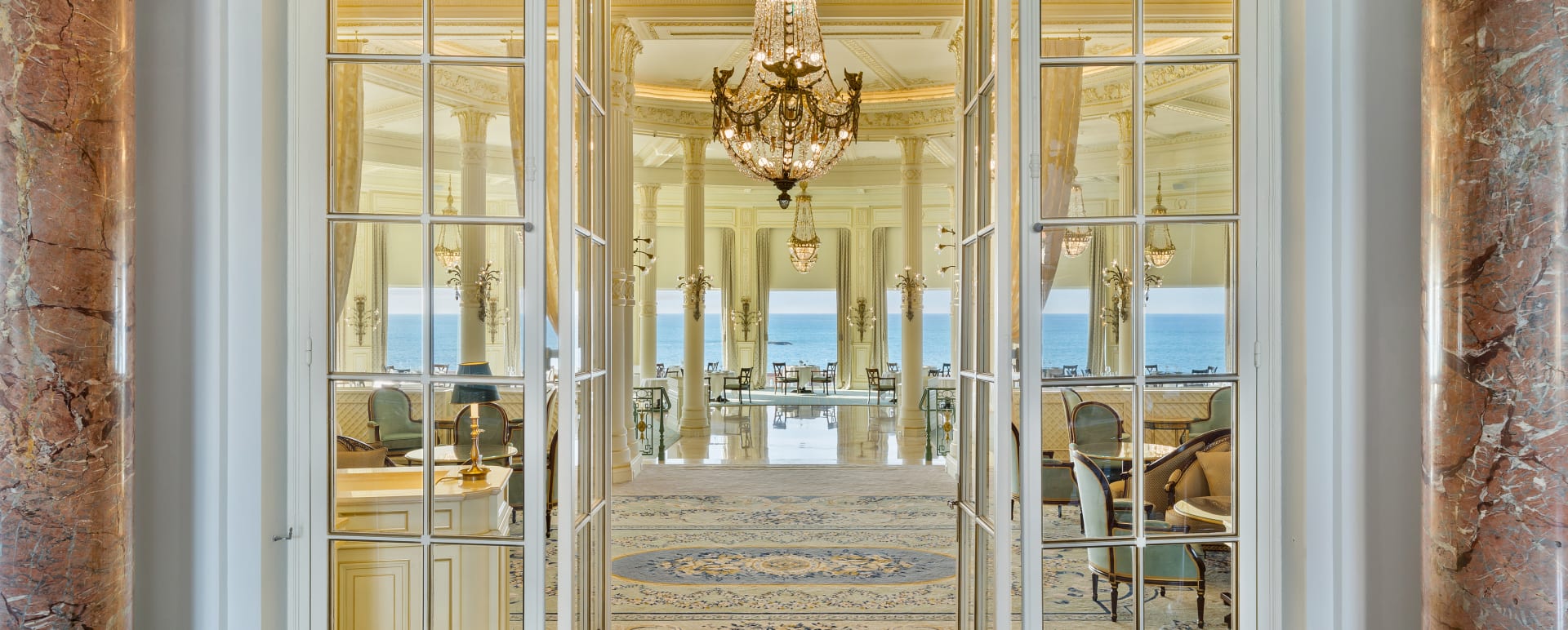 Lounge and La Rotonde entrance 