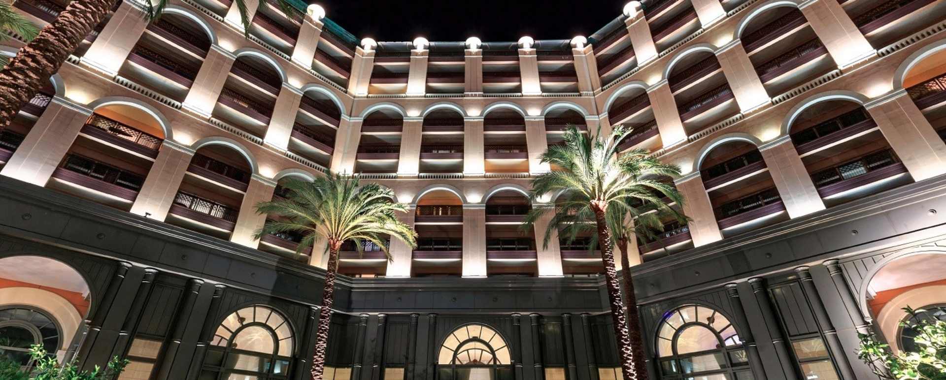 Front view by night 