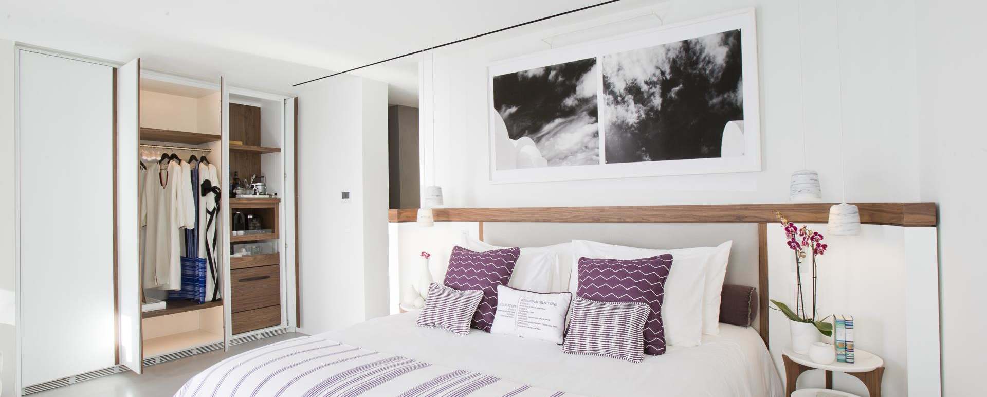 Junior Suite with plunge pool bedroom - Grace Santorini 