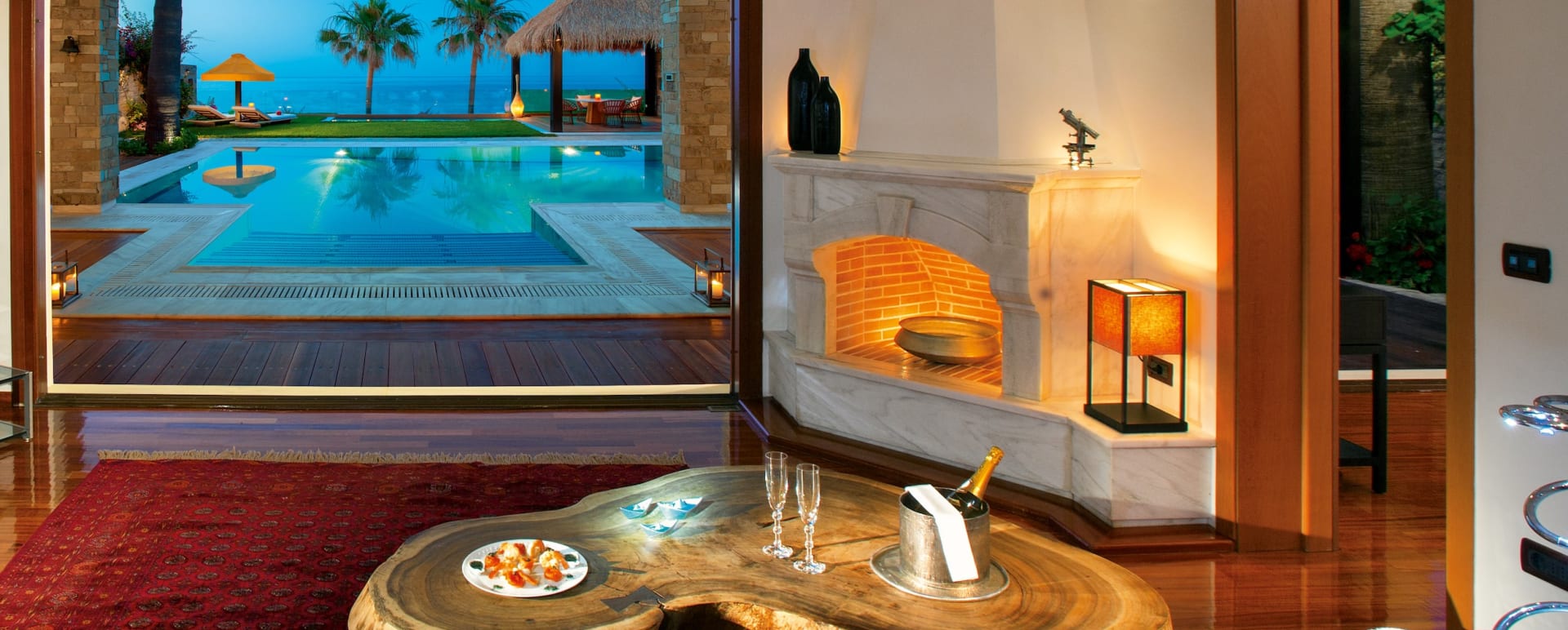  Royal Spa Villa - Living room 