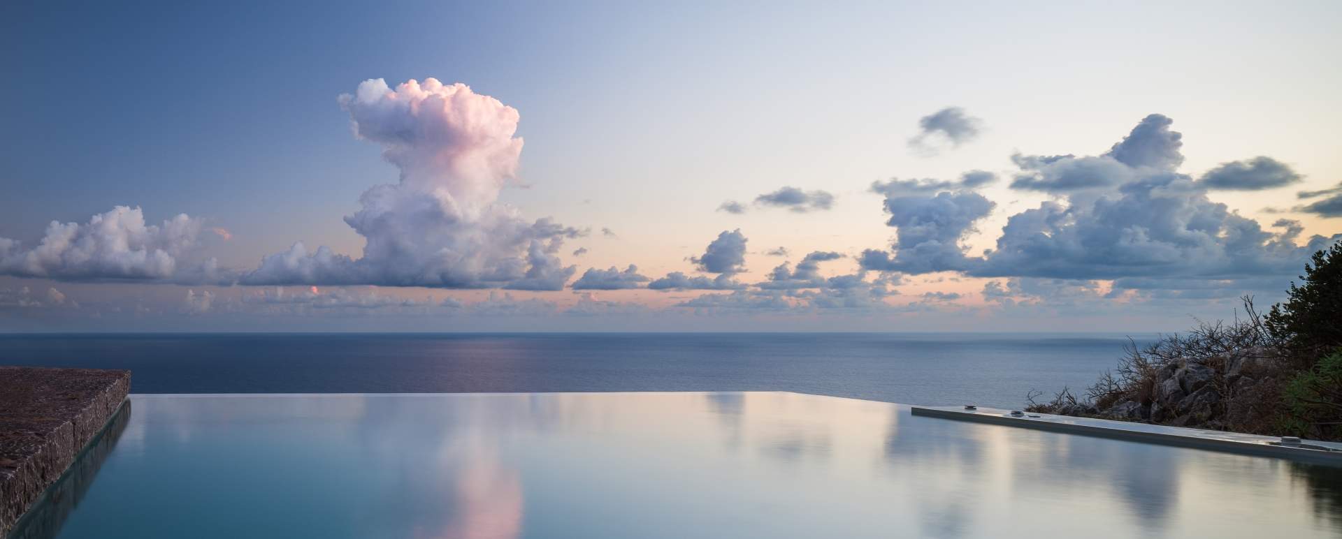 Infinity pool - Tainaron Blue