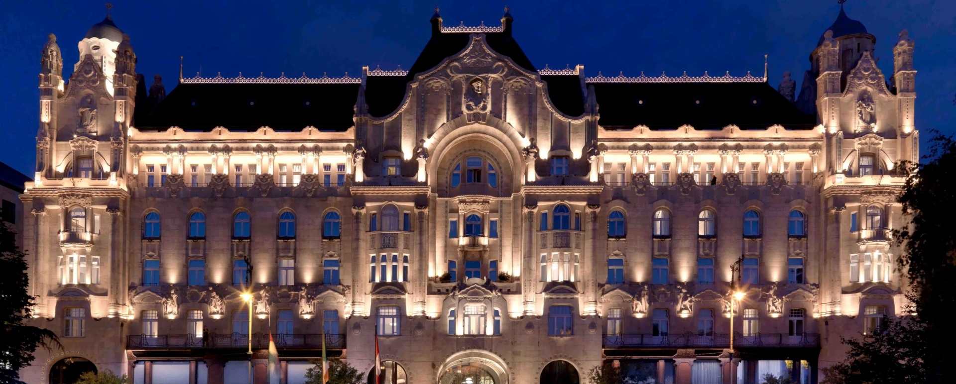 Facade by night - Four Seasons Gresham Palace