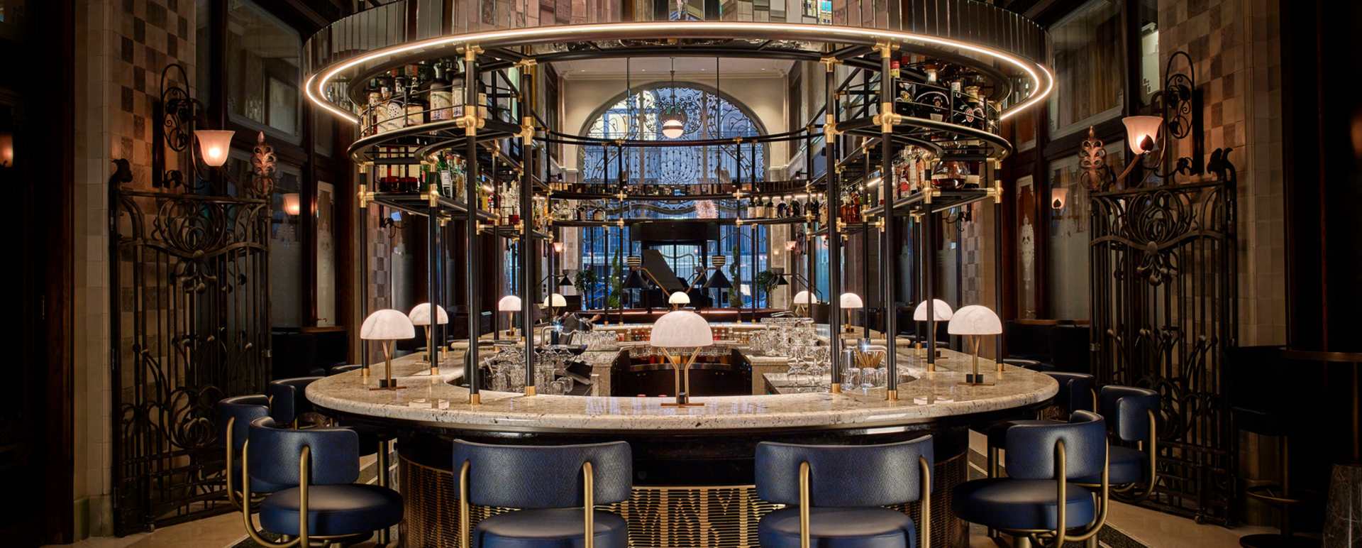 Four Seasons Hotel Gresham Palace - bar seats 