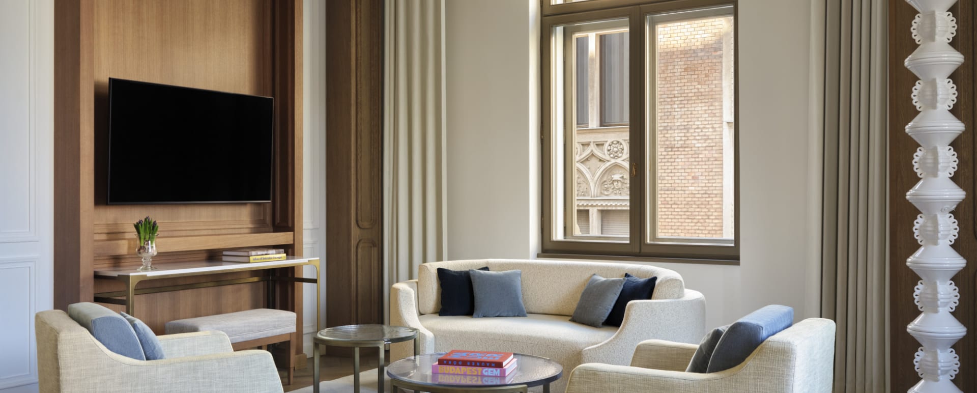 St Regis Budapest - seating suite 
