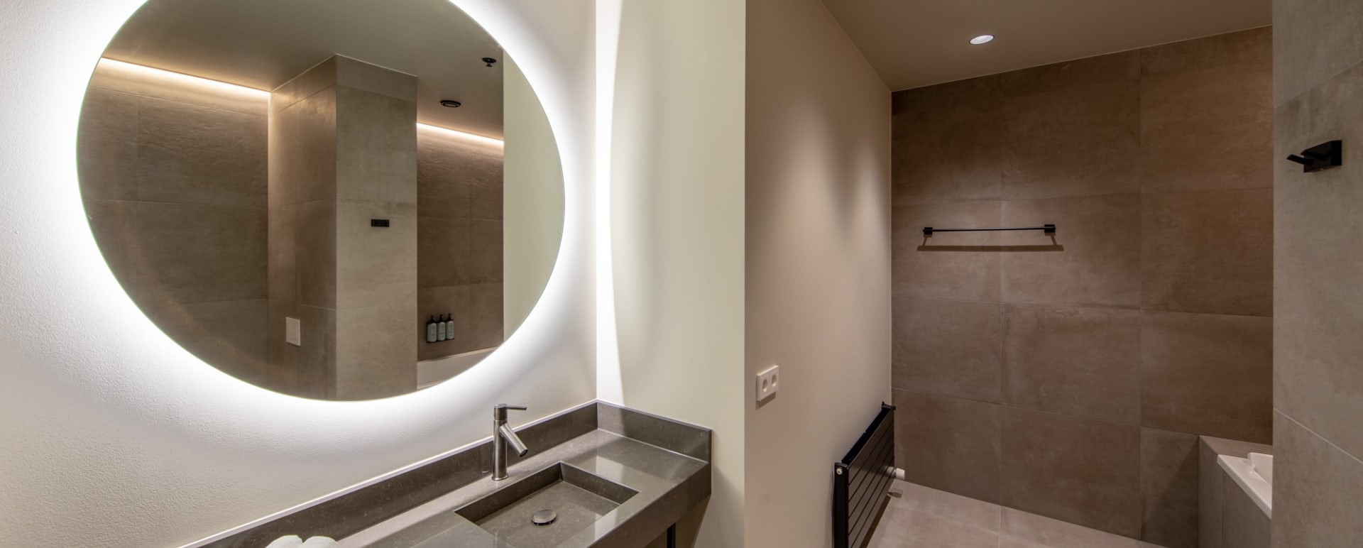 Deluxe Bathroom 