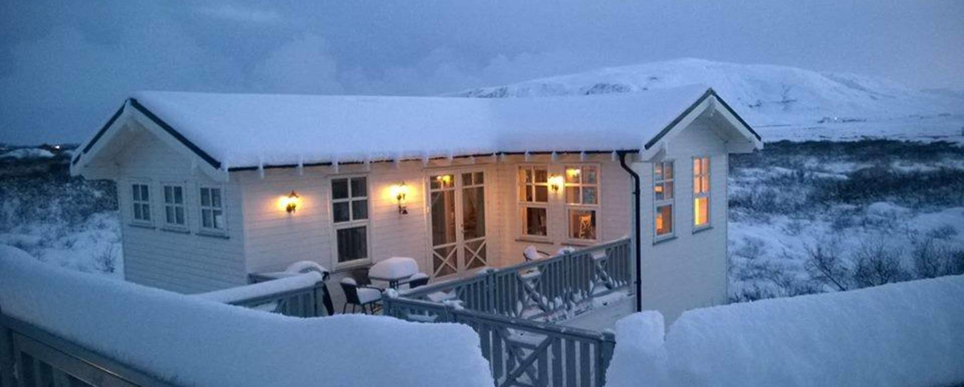 Cottage in Snow - Hotel Grimsborgir