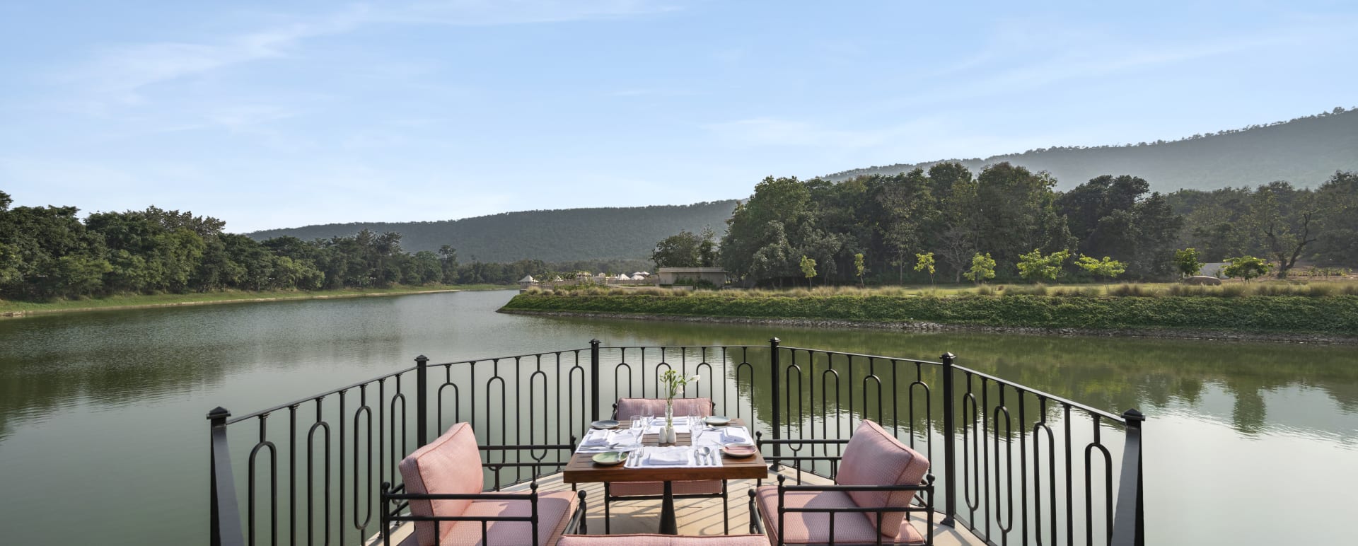 Outdoor dining space - Oberoi Rajgarh  