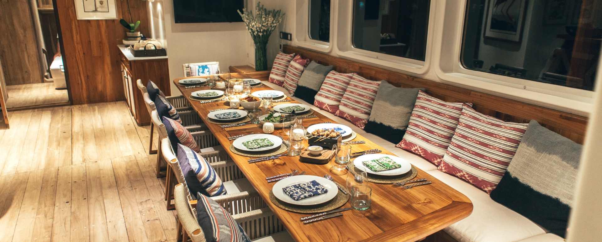 Interior Dining - Rascal Luxury Yacht 