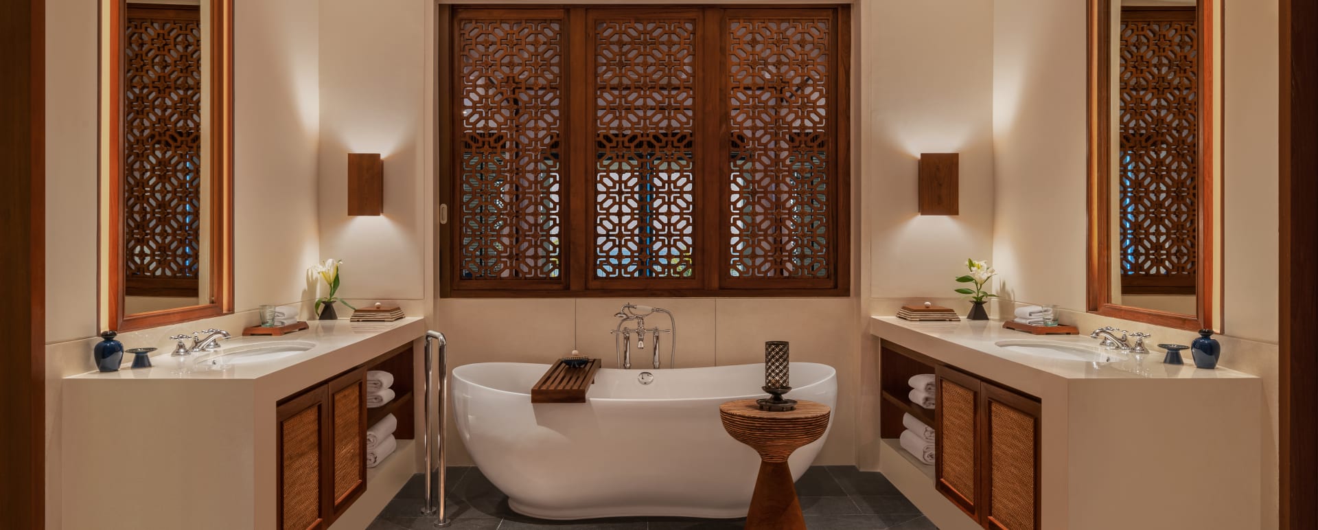 Deluxe Suite Bathroom 