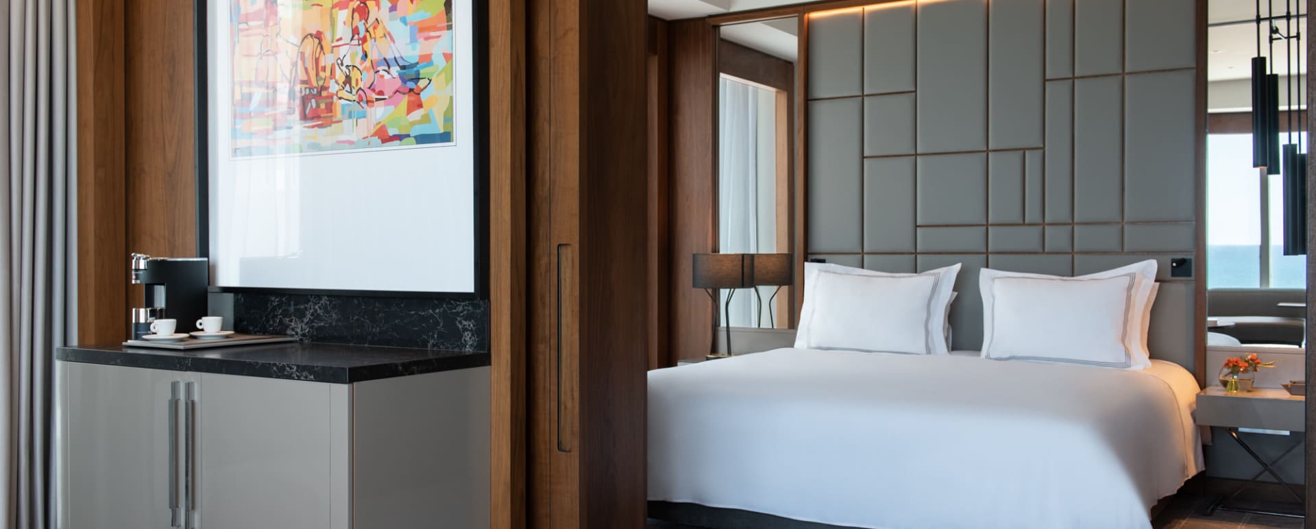 Executive SuiteBedroom and Coffee 