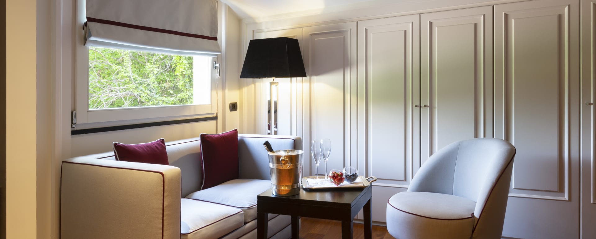Suite seaing area 