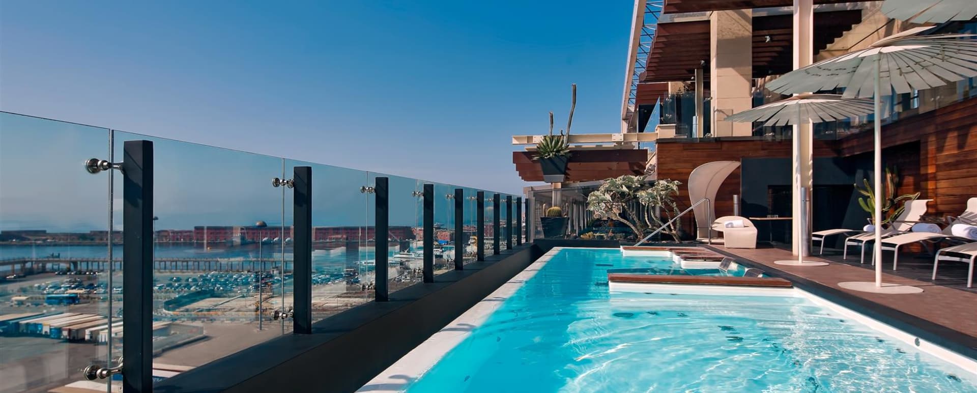 Rooftop pool - Hotel Romeo