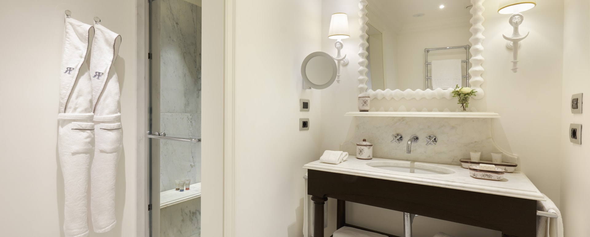 Deluxe Room Bathroom 