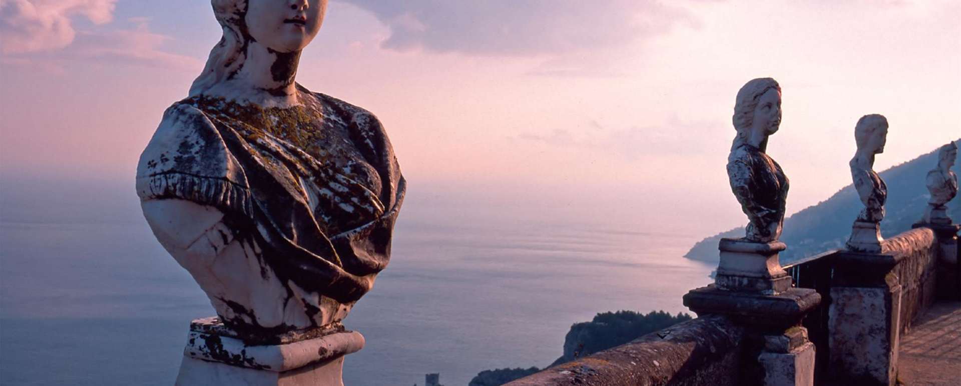 statue  