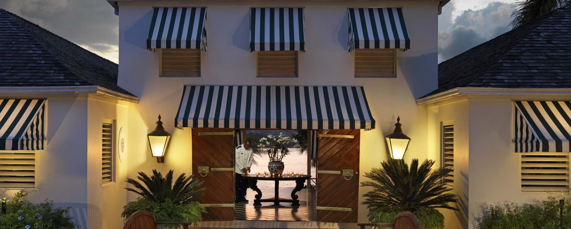 Lobby and Reception - Round Hill