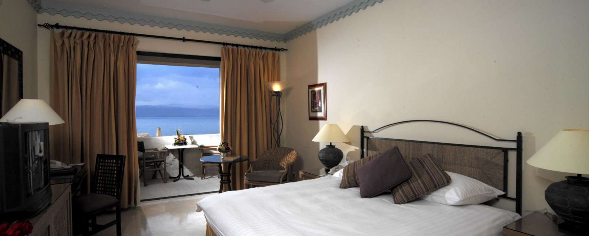 Bedroom - Movenpick Resort and Spa Dead Sea