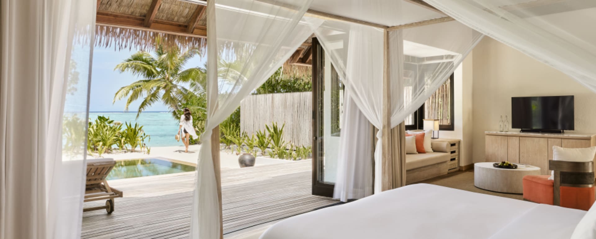 Beach Suite - Bedroom Looking to View 