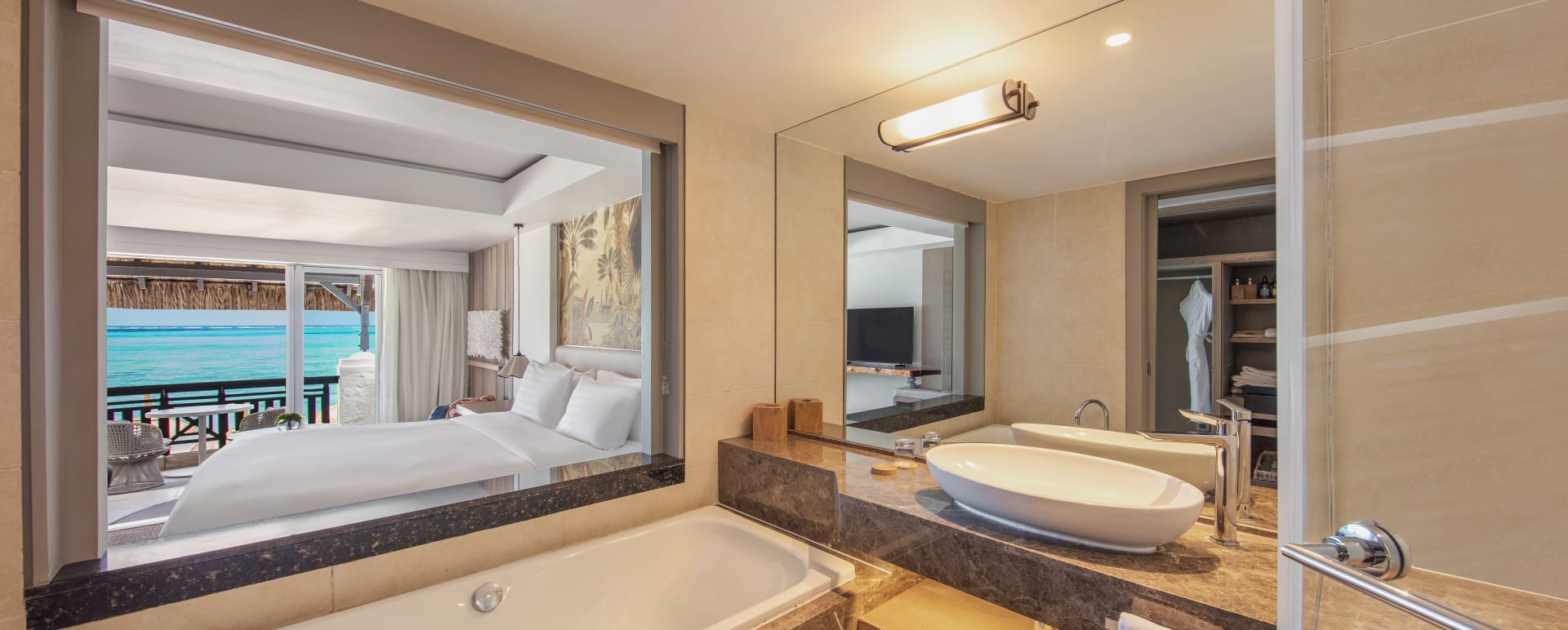 Coral Beachfront Room - King Bathroom 