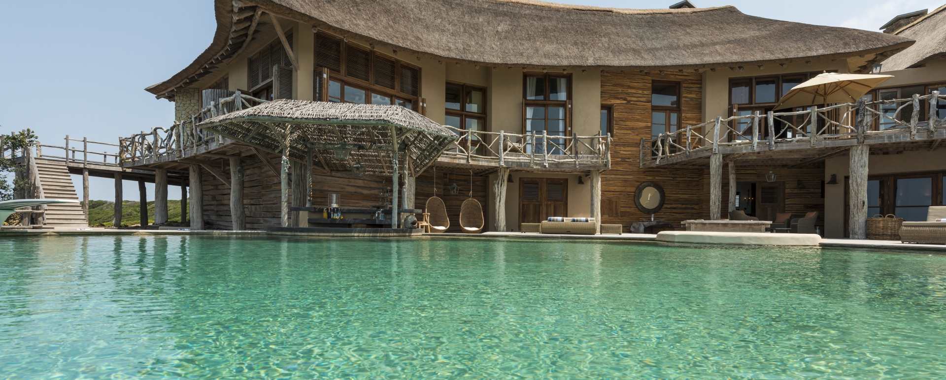 Outside view with pool - Colina Verde