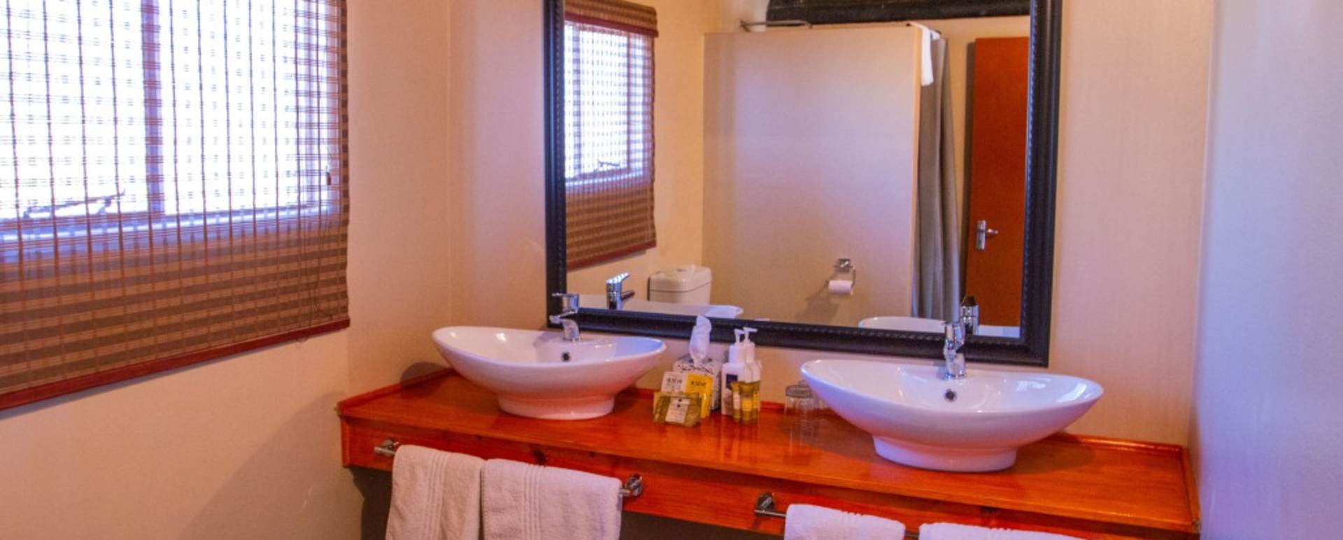Camelthorn Kalahari Lodge - bathroom