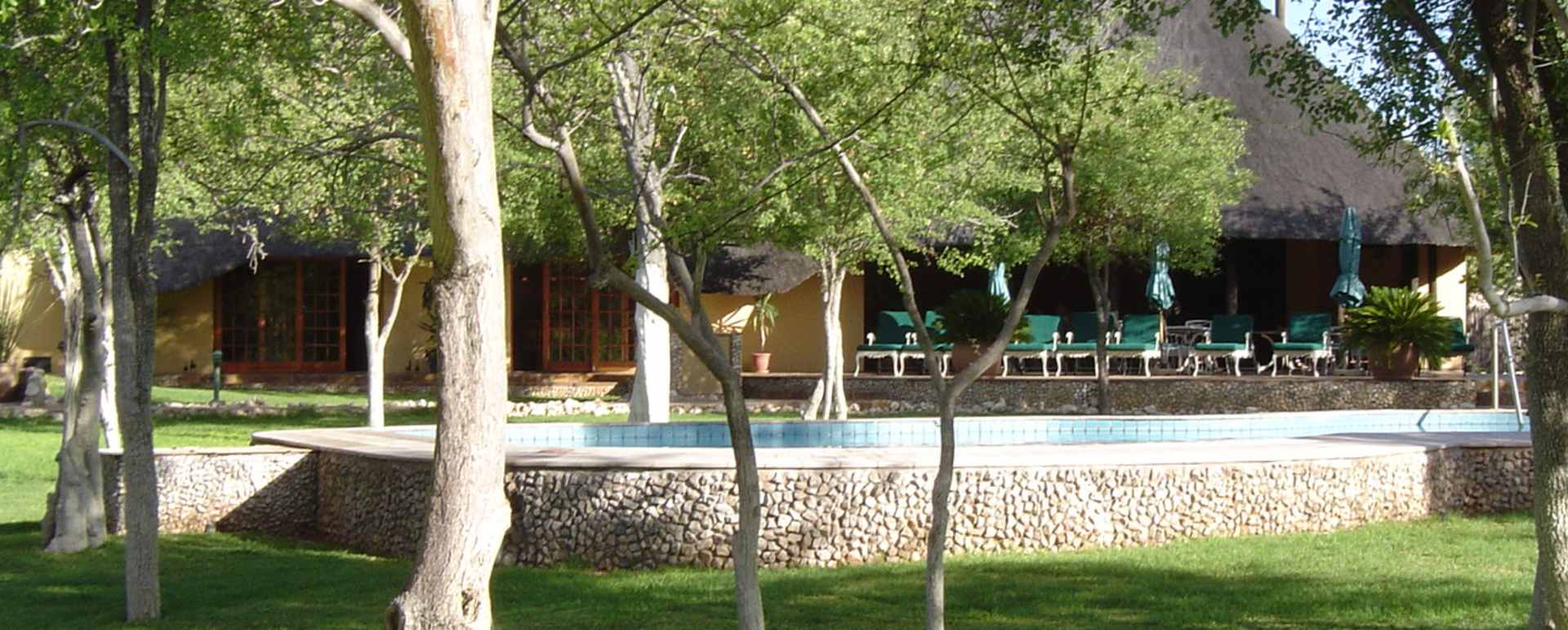 Exterior and pool - Mushara Lodge