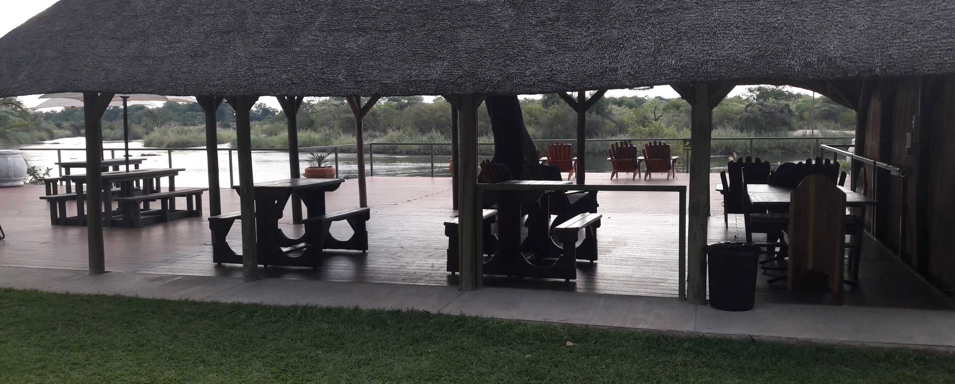 River Deck - Shametu River Lodge & Campsite