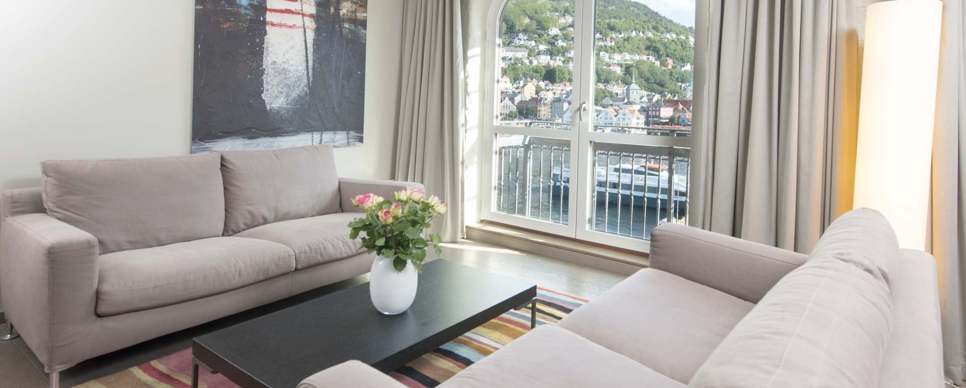 Junior suite with a harbour view 