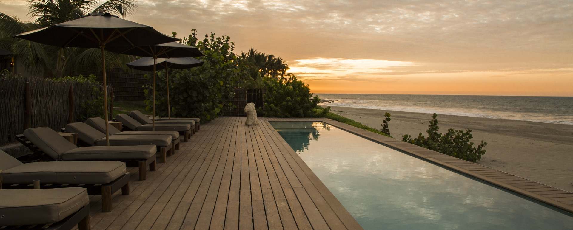 Pool and beach views - Kichic