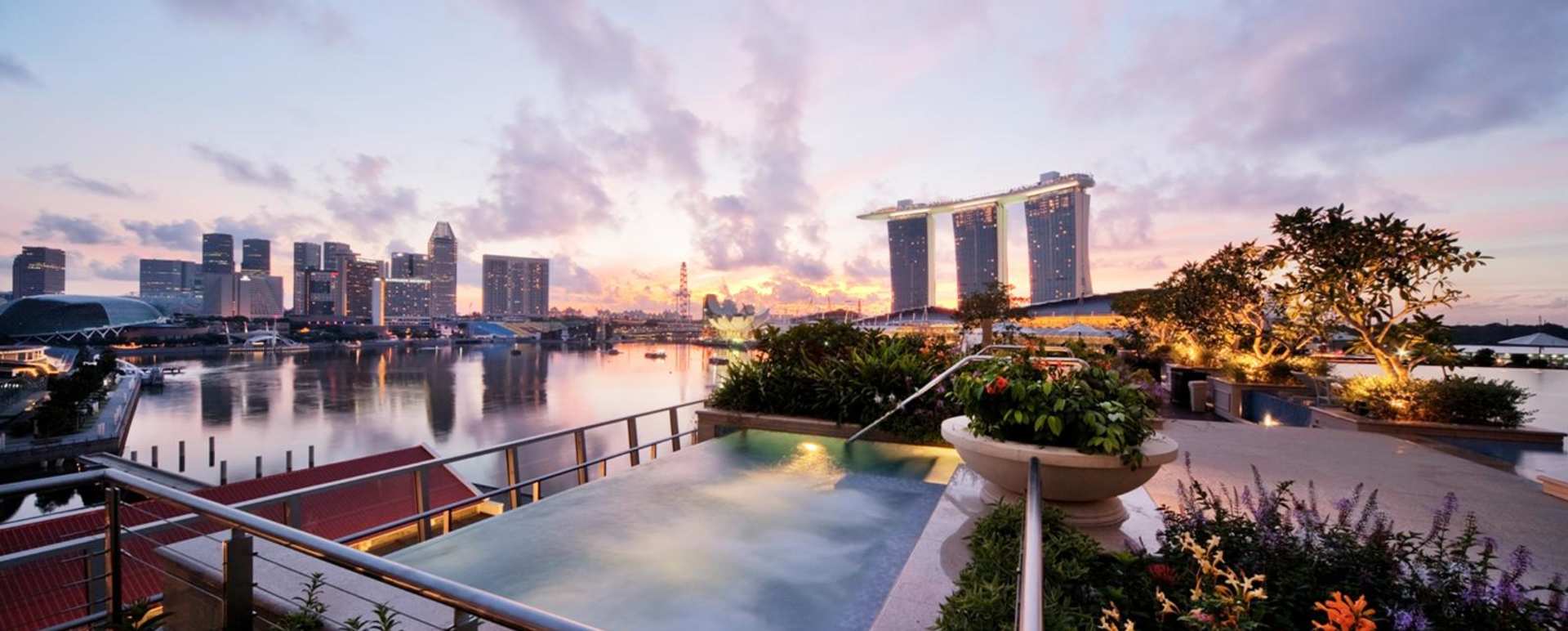 Jacuzzi on the roof - The Fullerton Bay