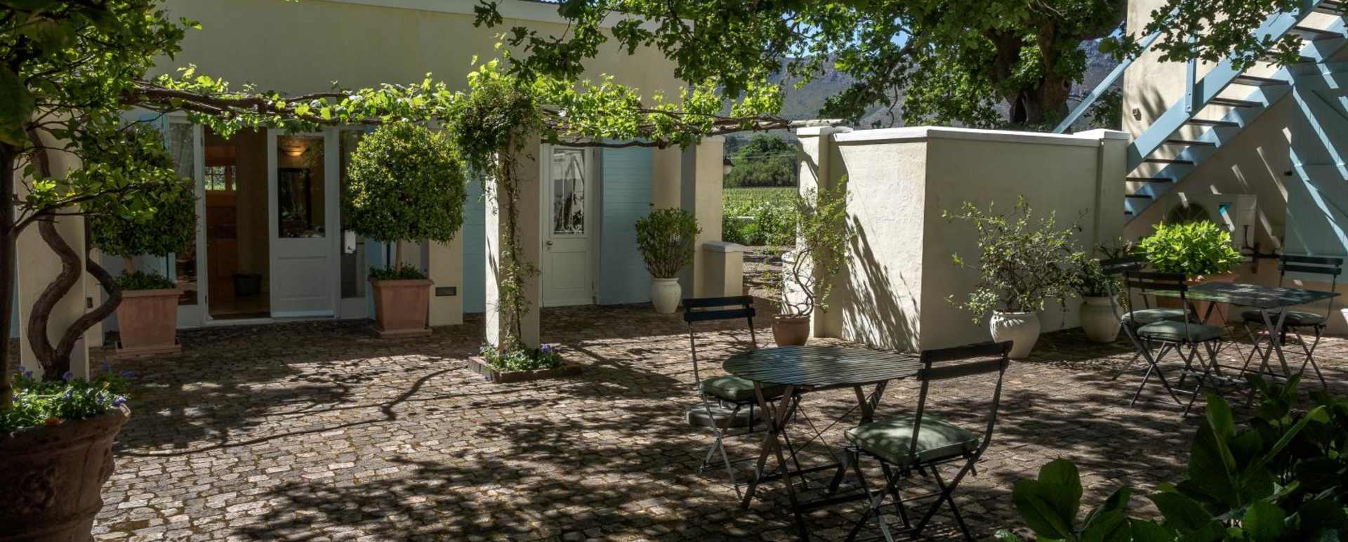 Breakfast courtyard - Auberge Clermont