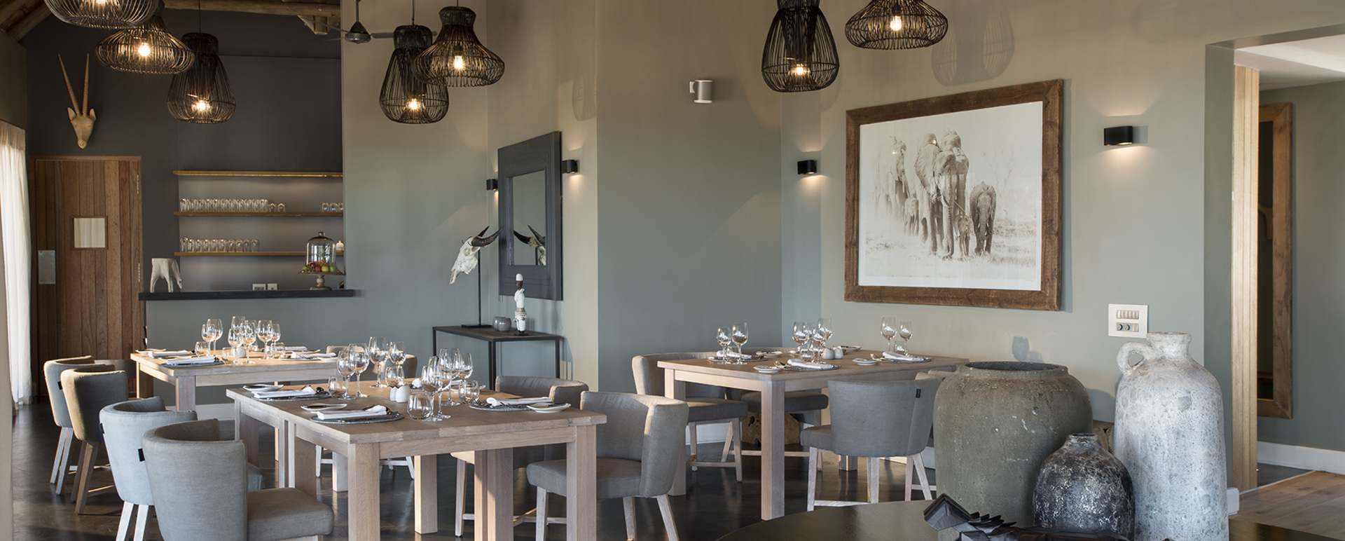 Lodge dining area - Mhondoro Game Lodge