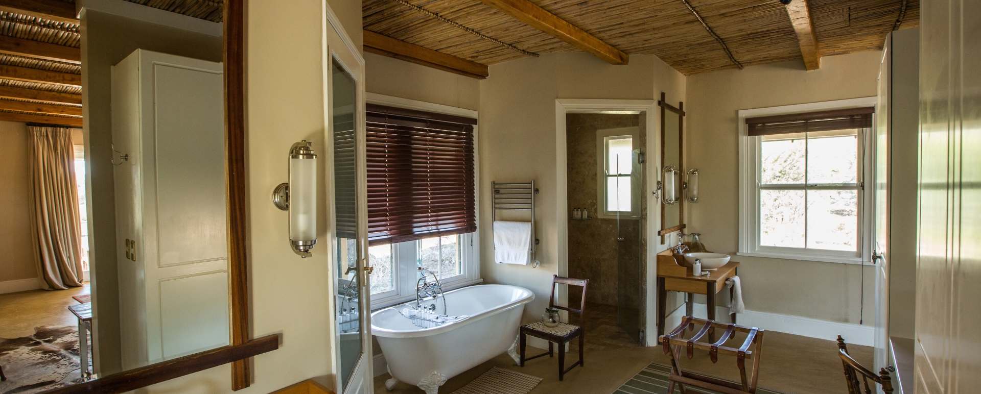 Honeymoon Suite bathroom 