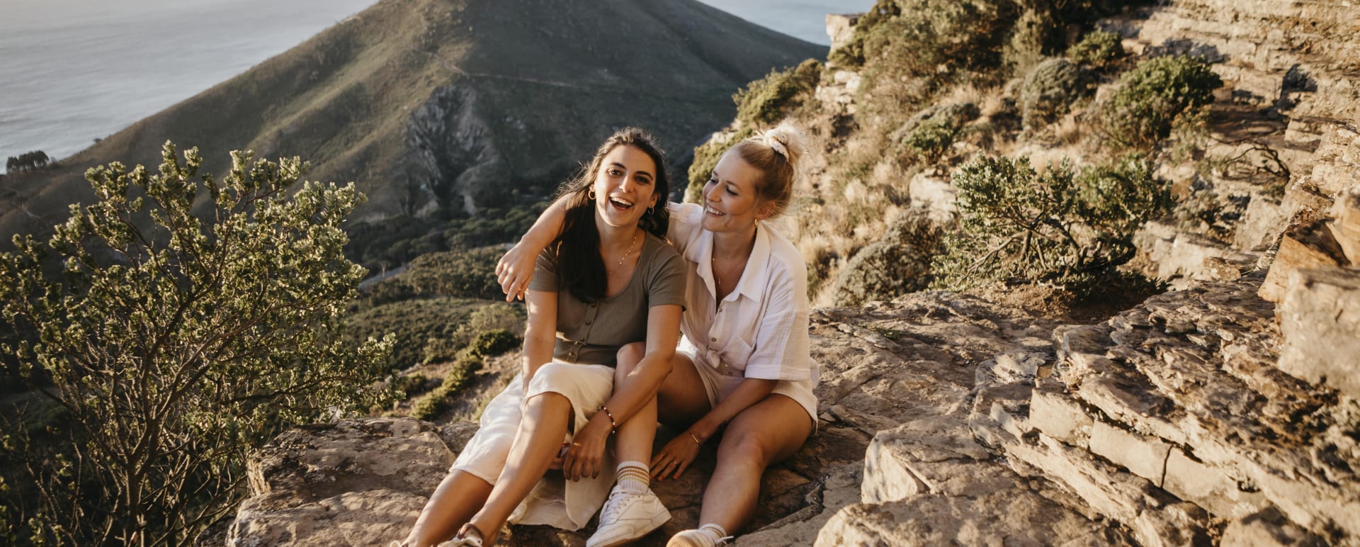 Teen friends Hikiking Table Mountain 