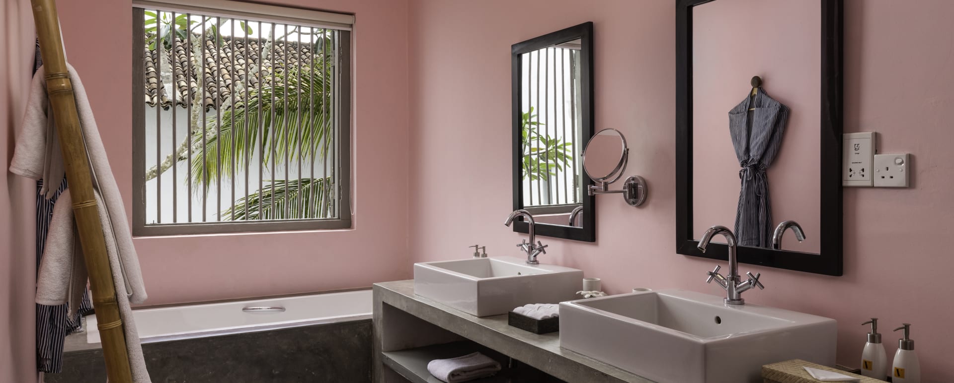Pink Bathroom - Villa Bentota  