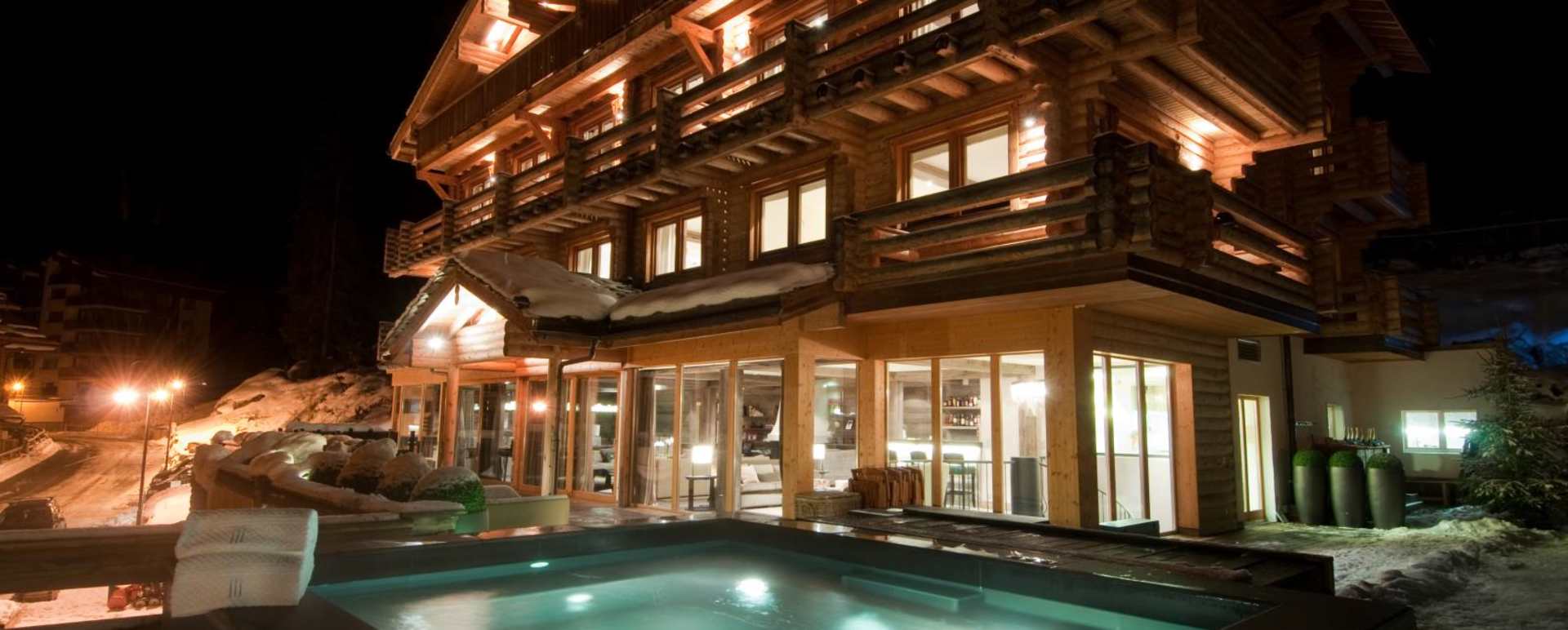 Outdoor hot tub - The Lodge Verbier