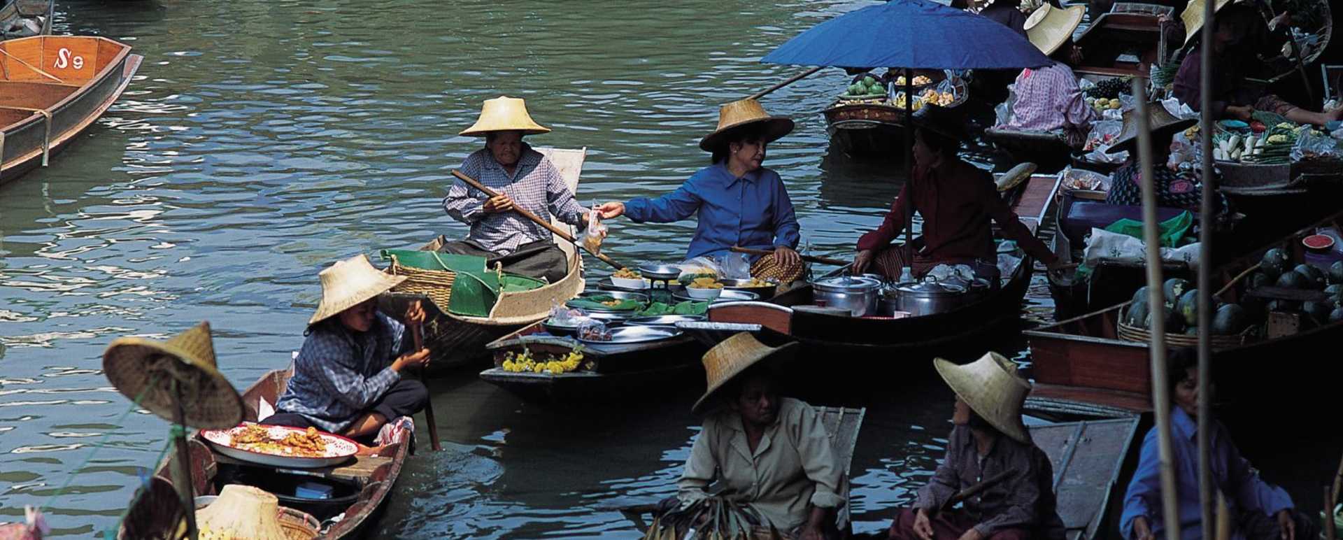 Market boats in Bangkok - Simply Thailand