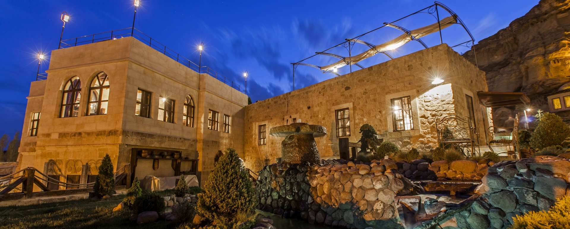 Main restaurant and fountain 